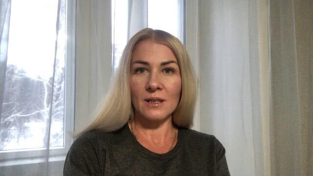 Отзыв клиентки о остеклении балкона окнами Рехау. Видео Практика Комфорта